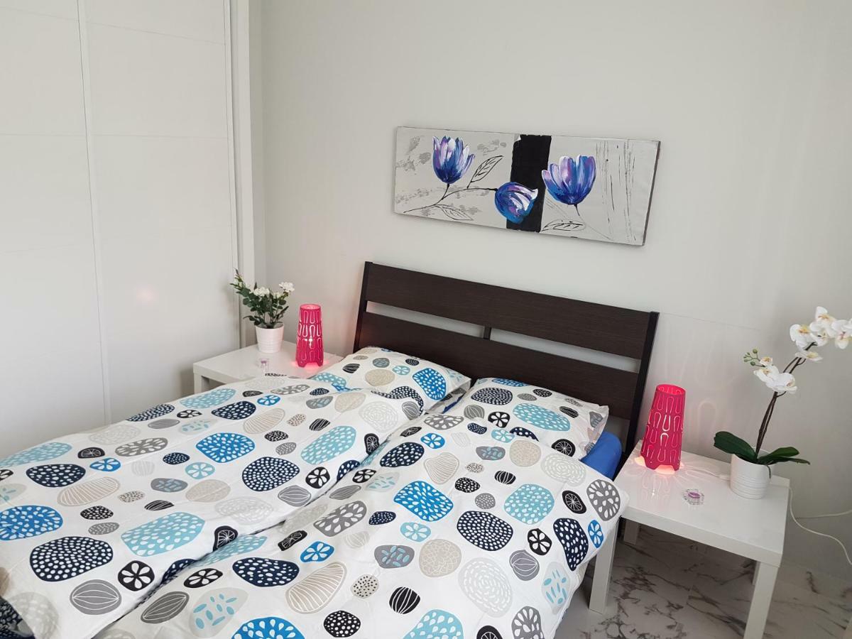 Casa Palmera Only 150 Meters To The Beach, Heated Pool, Wifi, Sat-tv, Balcony With Poolview *
